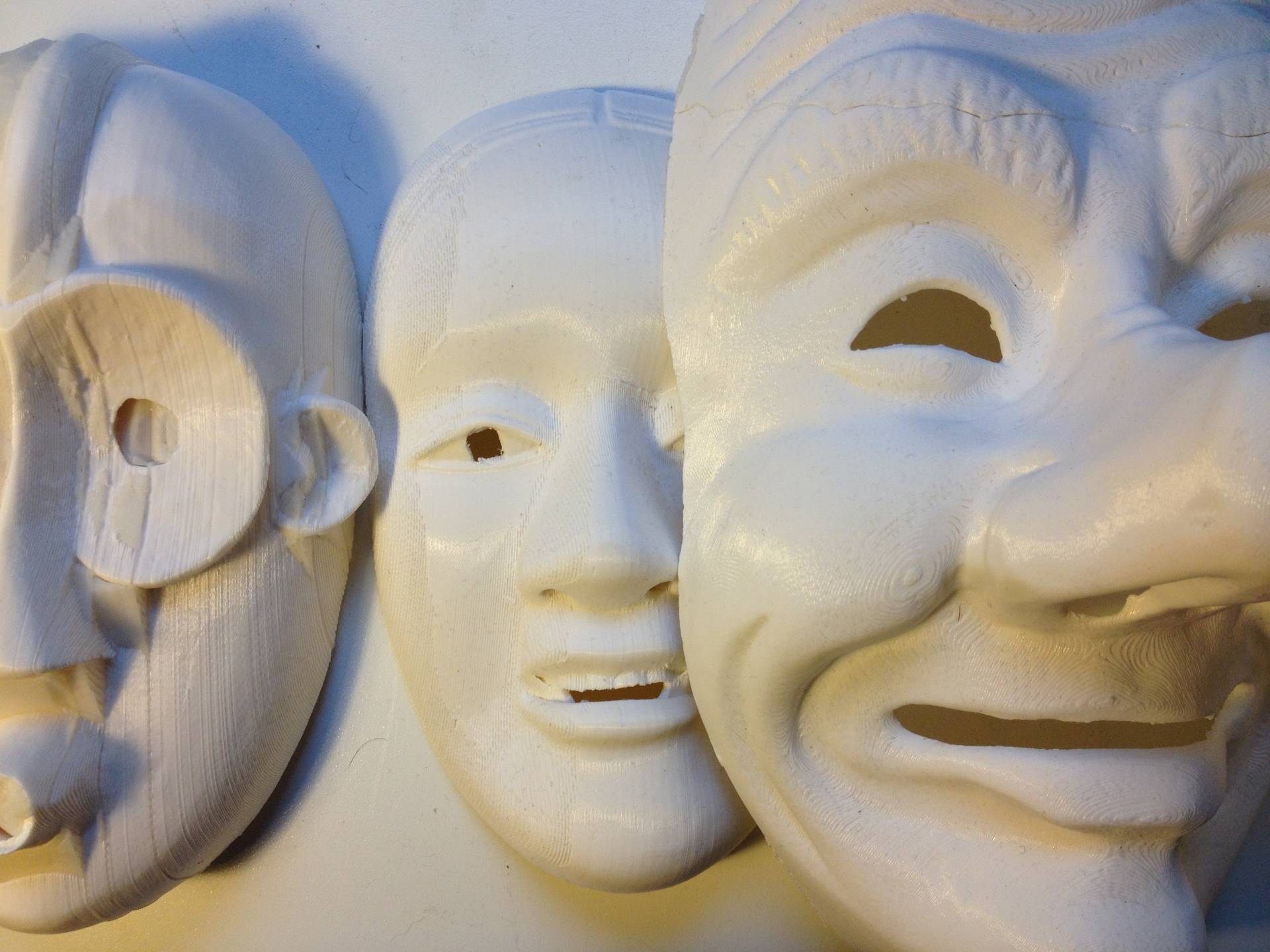Im 3D-Druck erstellte „Zwillinge“ historischer Originalmasken unterschiedlicher Kulturen