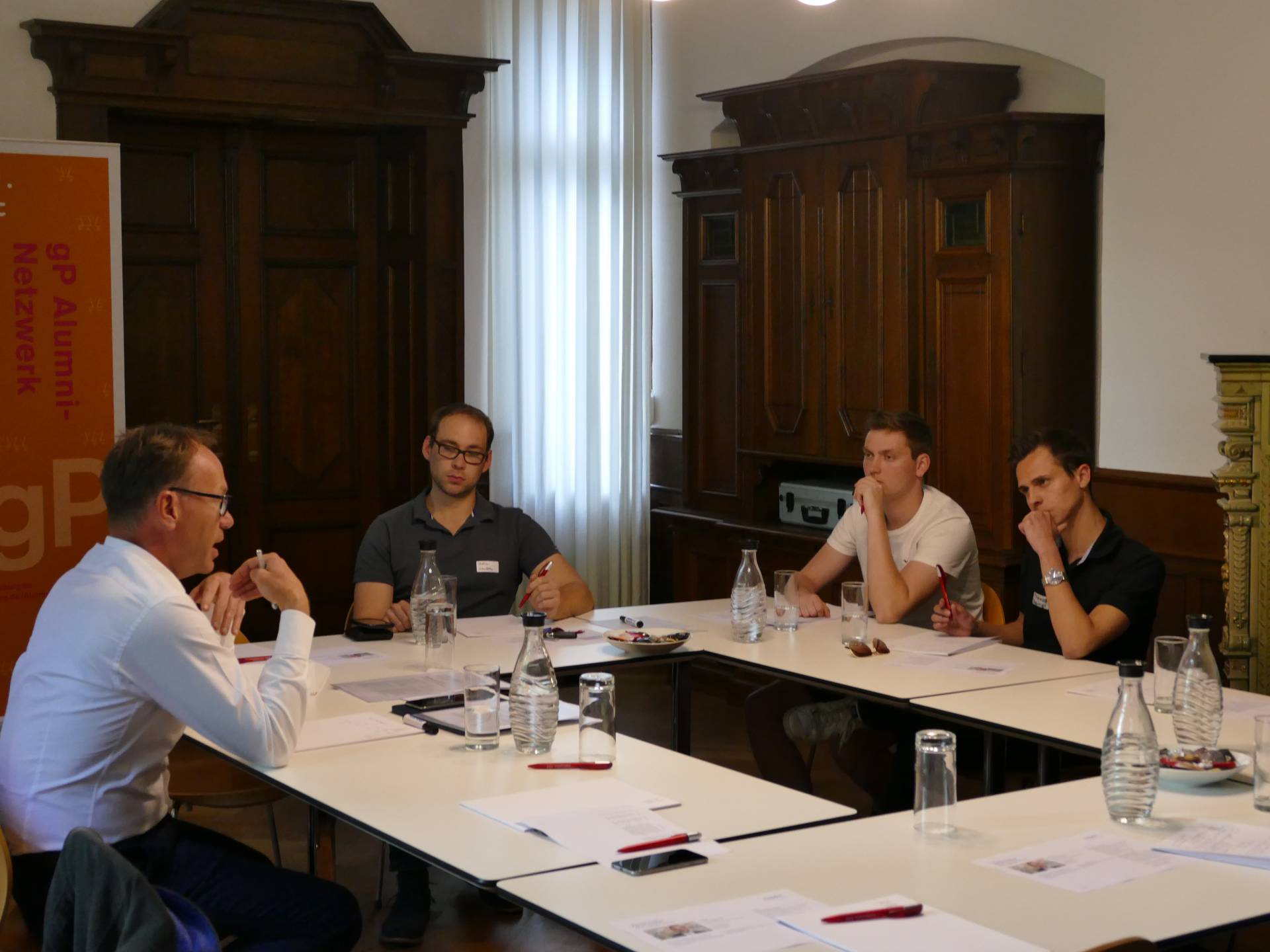Beim Kaminabend in der SIlvermanvilla diskutierte Alumnus Adrian Fischer (l.) mit Studirenden des Netzwerks gP Primus.