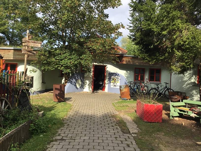 Jugendhaus Lehmbau: ein idyllischer Rückzugsort für Kinder und Jugendliche.