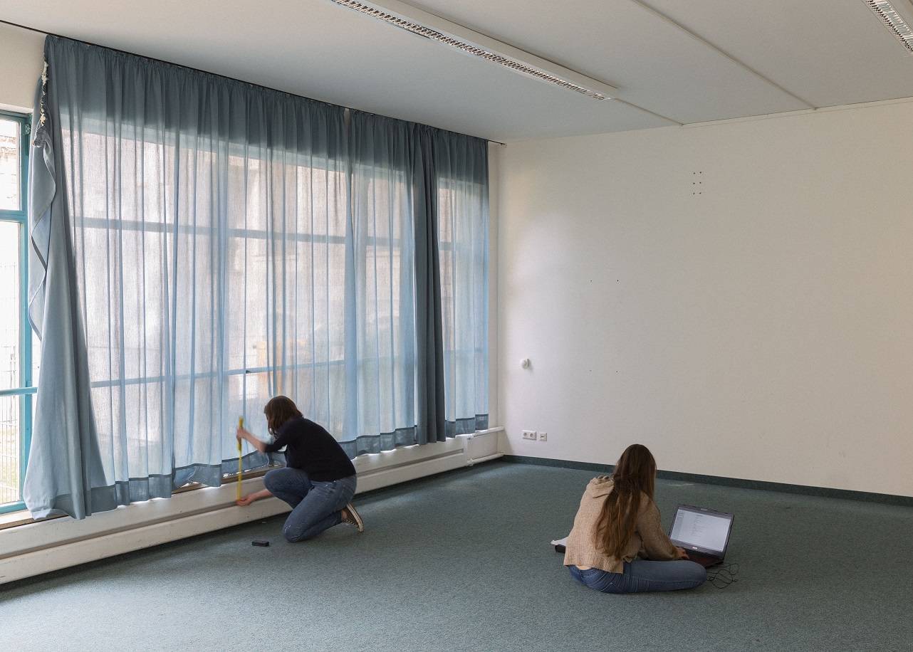 Alte Stadtbücherei Augsburg: Studierende vermessen einen Innenraum
