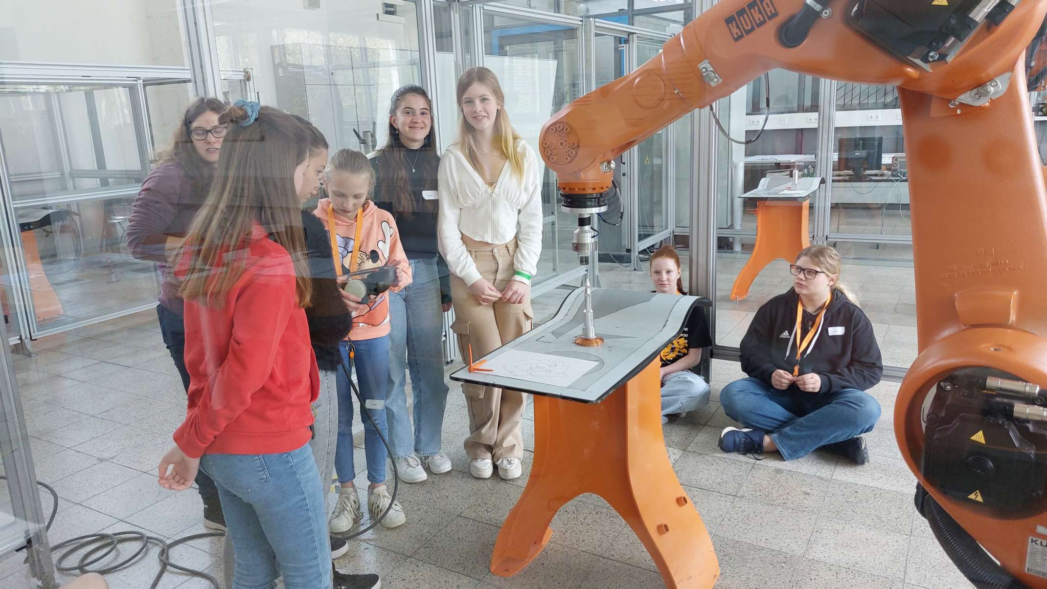 Steuerung eines Industrie-Roboters leicht gemacht. Die Schülerinnen im Labor. 