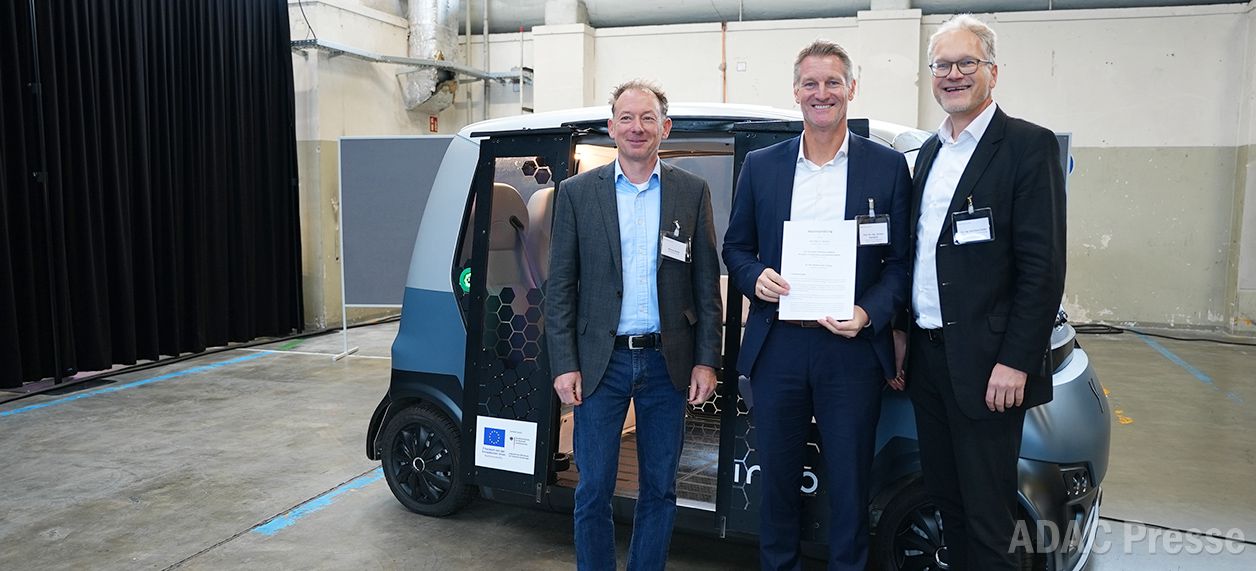 Marcus Zwick (INYO Mobility GmbH), Prof. Dr. Carsten Markgraf (THA) und Dr. Reinhard Kolke (ADAC) (von links) unterzeichneten eine Absichtserklärung
