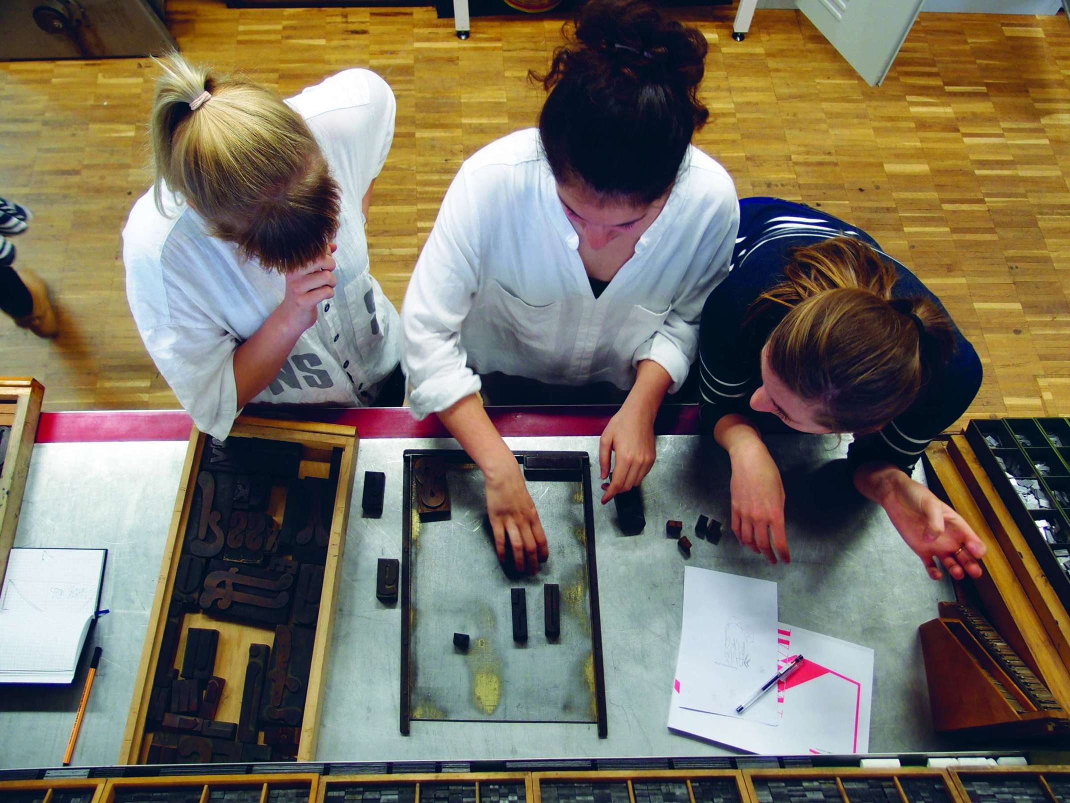 Studentinnen in der Bleisatzwerkstatt (Bild: Prof. Michael Wörgötter) 