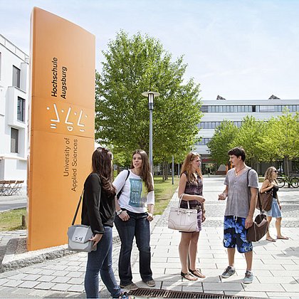 Studierende auf dem Campus am Brunnenlech