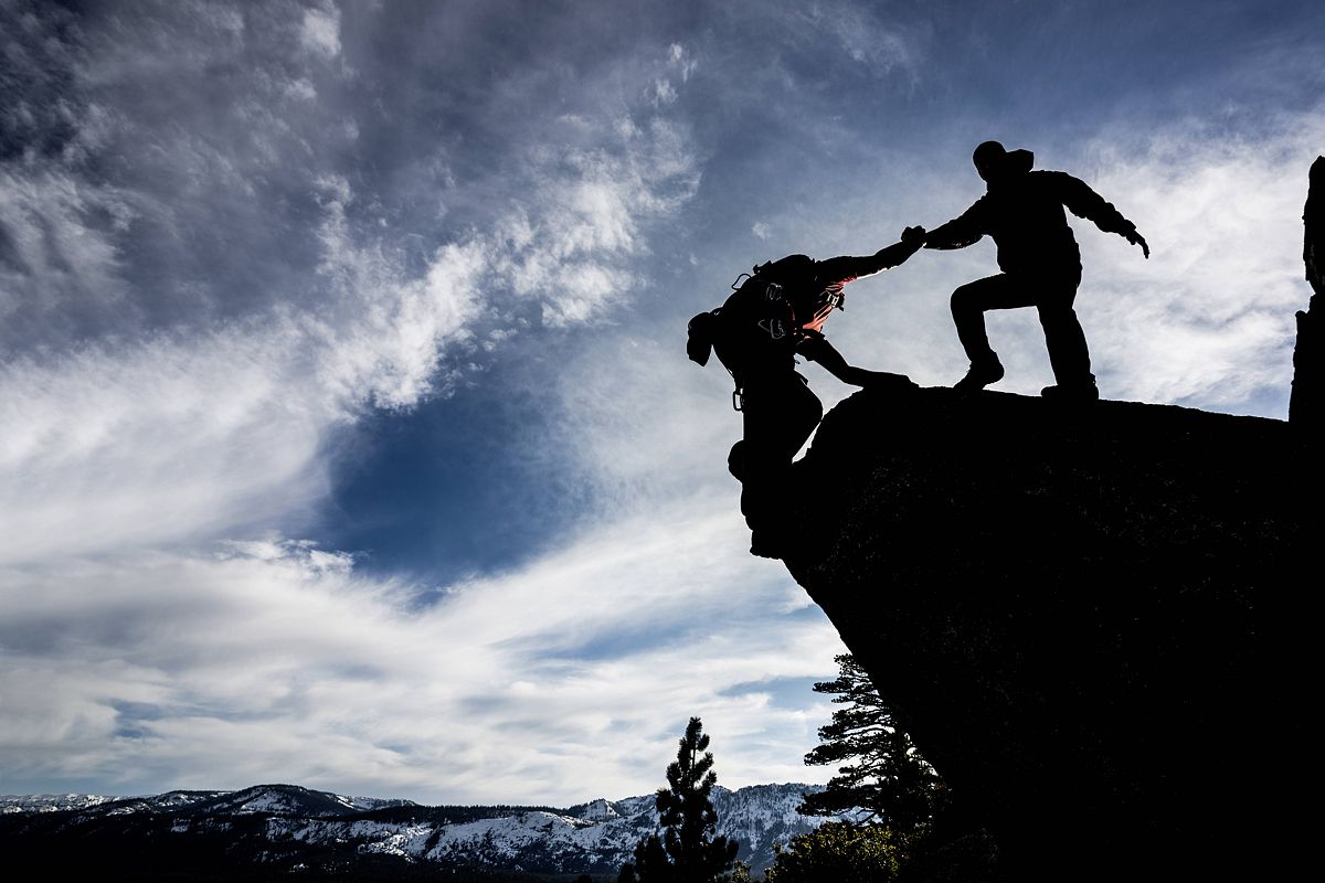 Zwei Bergsteiger erklimmen einen Felsen: Foto: iStock