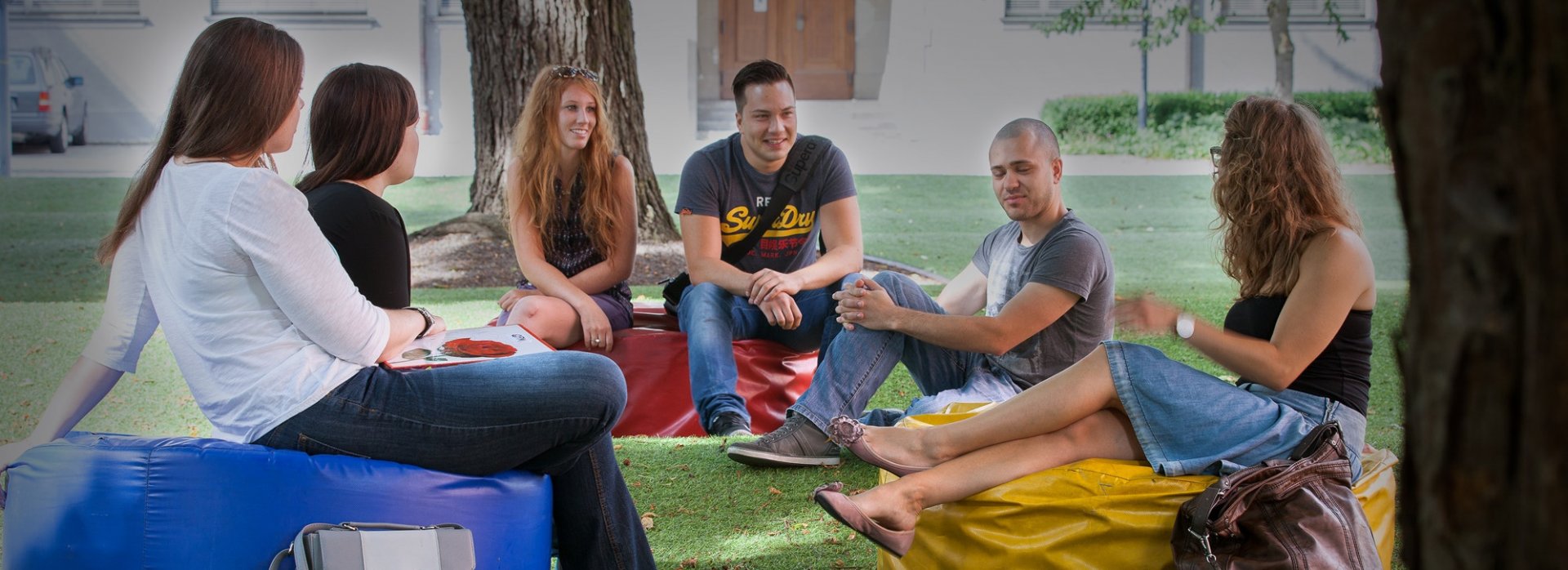 Studierende auf dem Campus am Brunnenlech. Foto: Christina Bleier