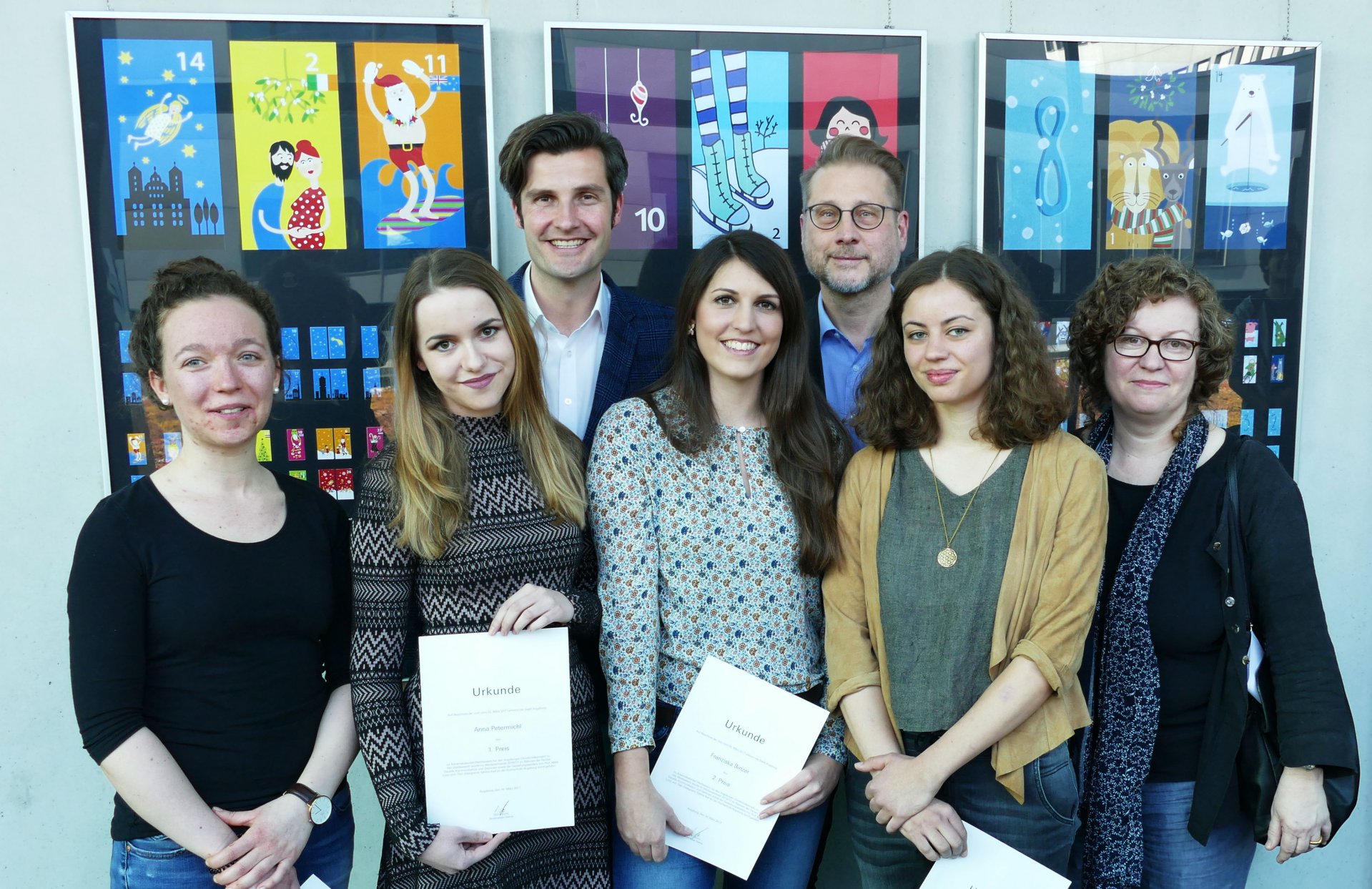 Preisträgerinnen und Jury-Mitglieder beim Adventsmotiv-Wettbewerb