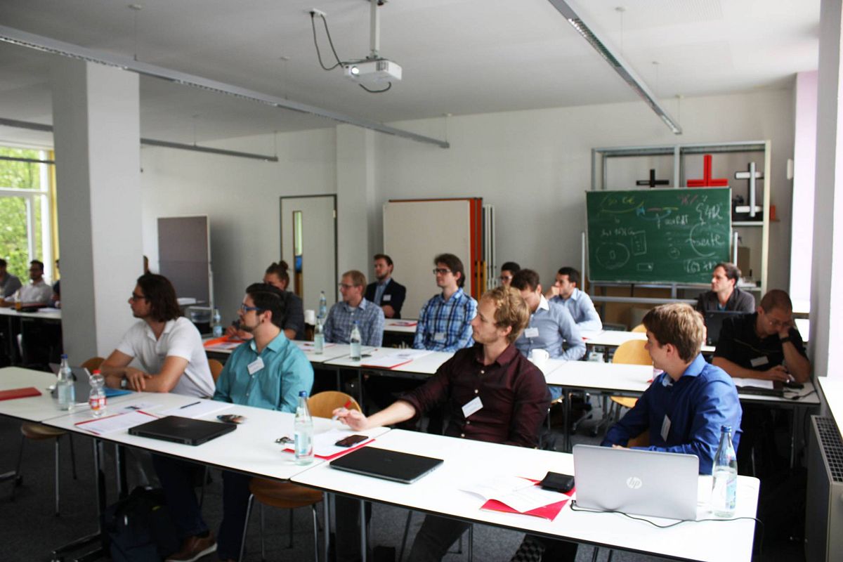 Rund 40 kooperativ Promovierende von bayerischen Hochschulen für angewandte Wissenschaften waren in Augsburg zu Gast.