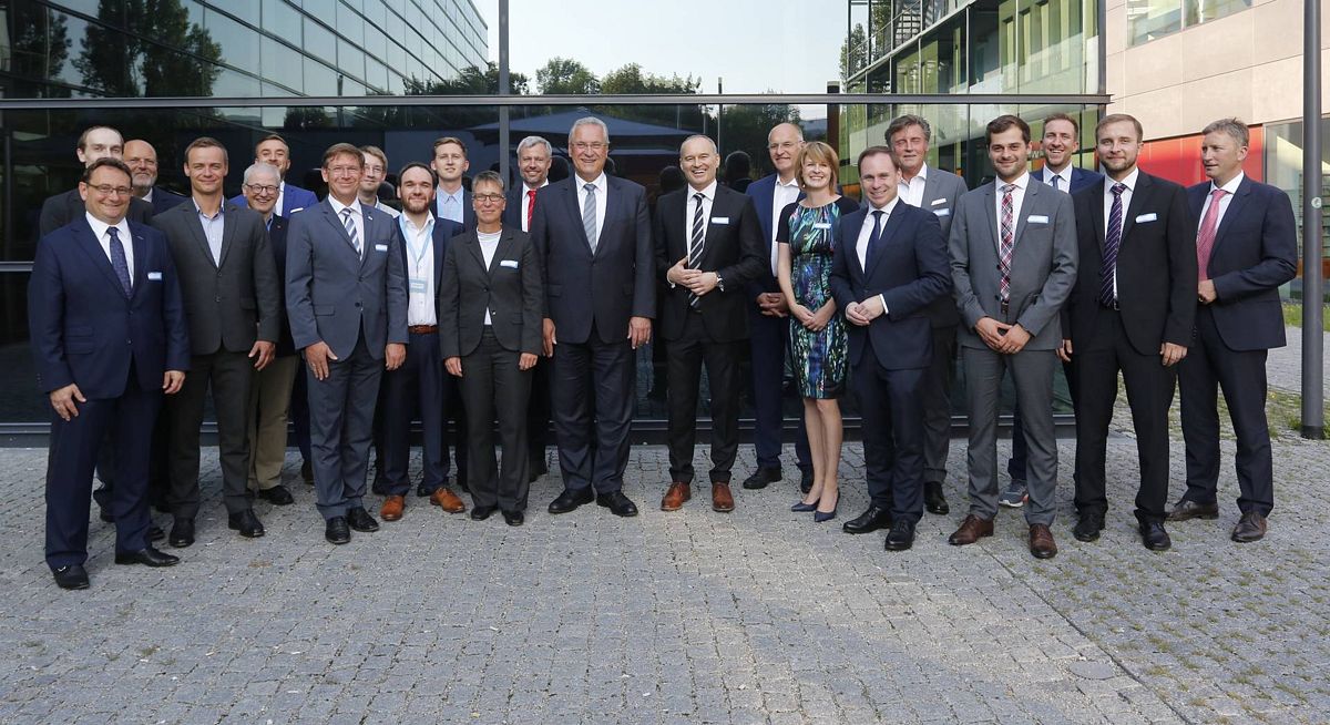 Ehrengäste und HSAinnoS-Wissenschaftler mit dem Bayersichen Innenminister Joachim Herrmann. 