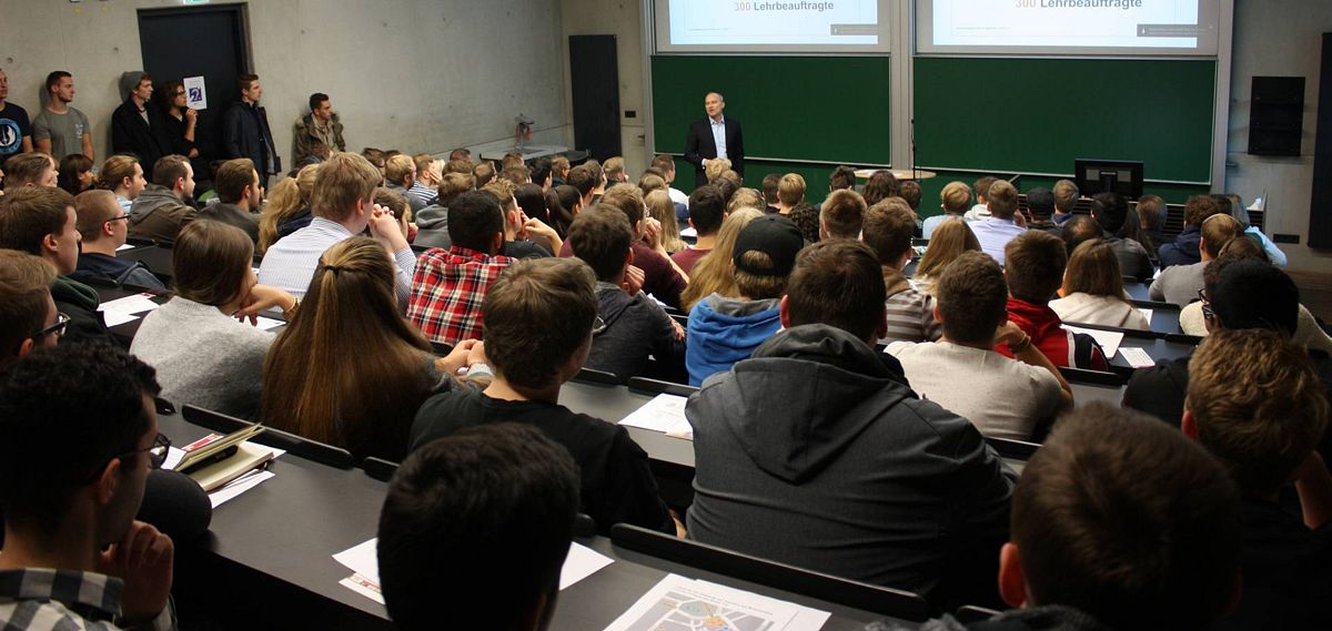 Prof. Dr. Gordon Thomas Rohrmair begrüßt die Bachelorstudierenden des ersten Semesters an der Hochschule Augsburg.  