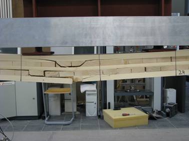 Biegeversuch an einem Bauteil aus Brettsperrholz, Institut für Holzbau
