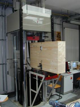 Druckversuch an einem BSH-Bauteil mit Vollgewindeschrauben als Querdruckverstärkung, Institut für Holzbau