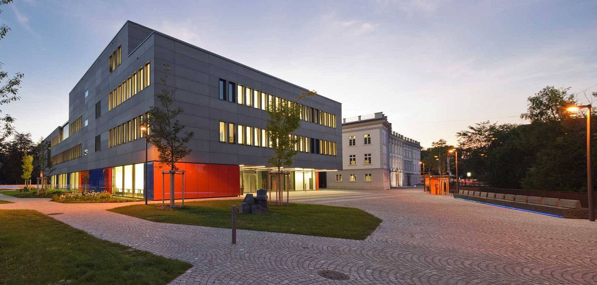 Hochschule Augsburg: Zertifikatsstudium Prozessentwickler/-in Logistik - Gebäude Fakultät Wirtschaft (Foto: Martin Duckek)