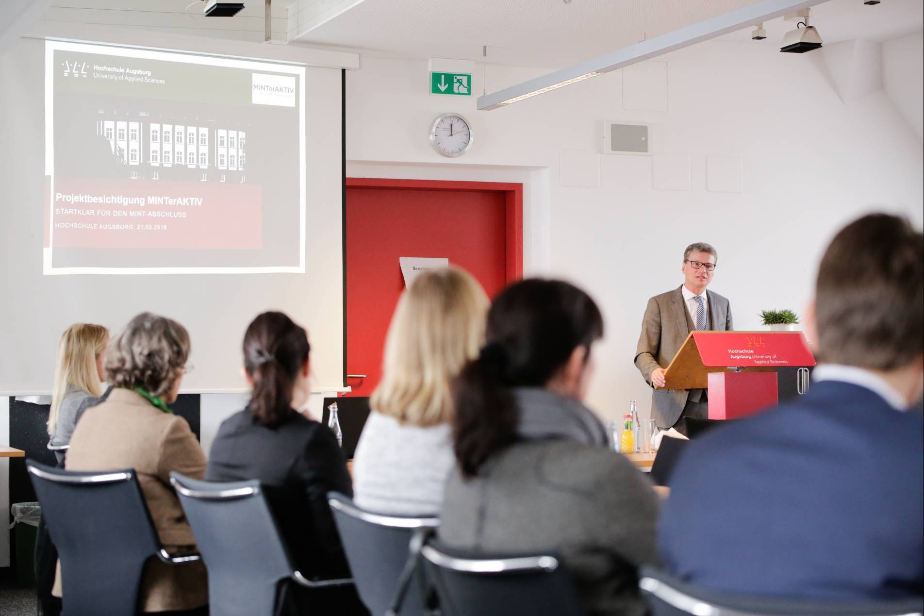 Wissenschaftsstaatssekretär Bernd Sibler spricht über die MINT-Förderung in Bayern.