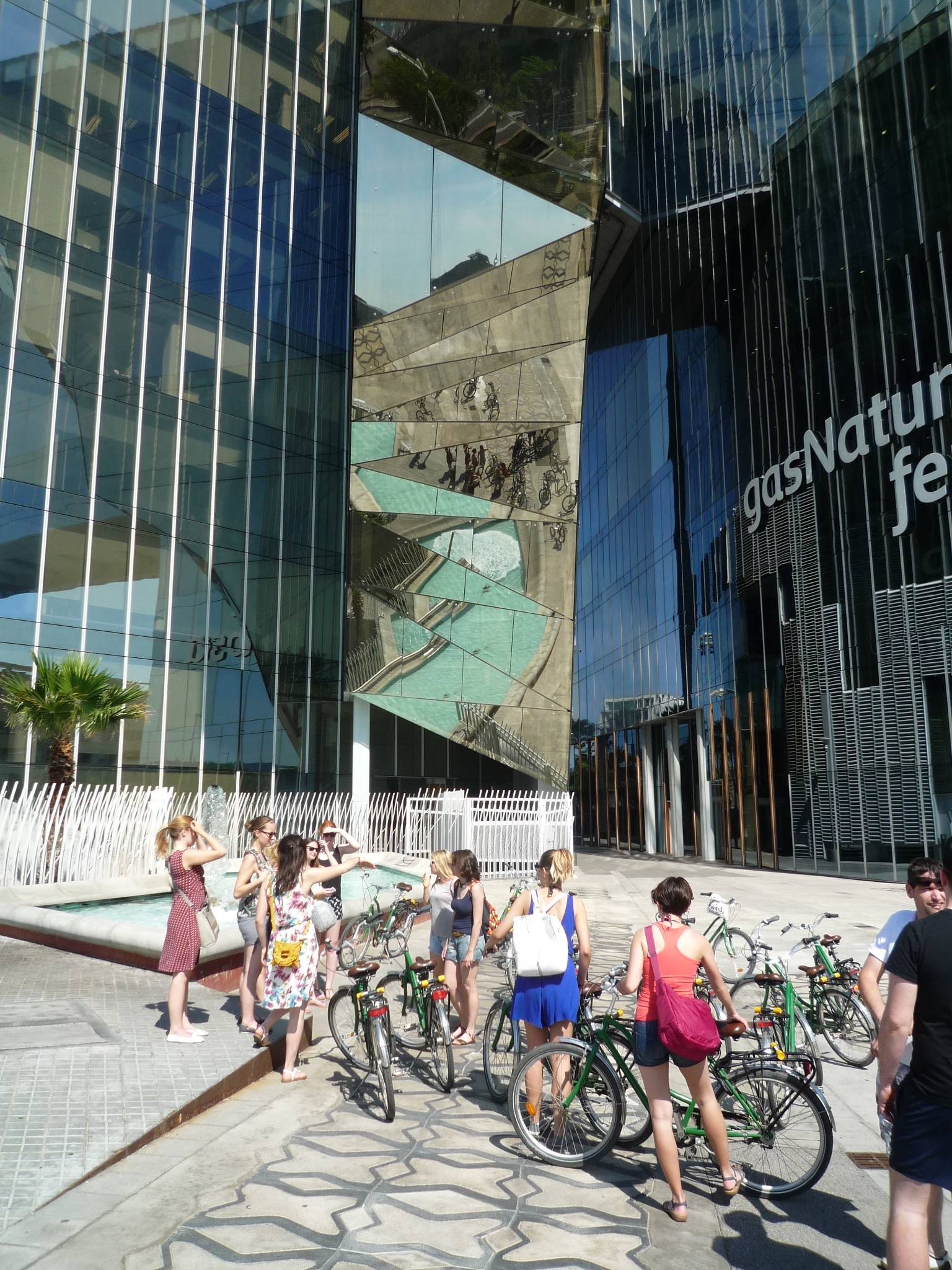Mit dem Fahrrad die Stadt entdecken: Natural Gas Hauptsitz in Barcelona, Miralles & Tagliabur 2006 (Foto: J. Müller)