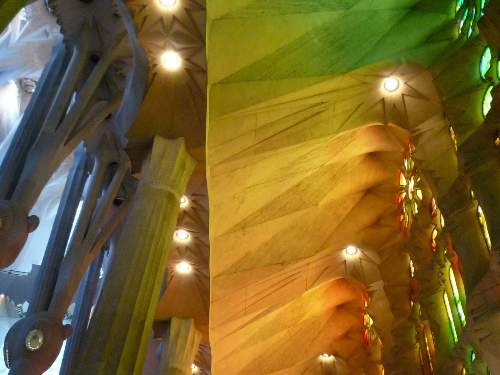 Spiel der Körper im Licht: Lichtführung und Lichtstimmung in der Sagrada Familia, Antoni Gaudi (Foto: J. Müller)