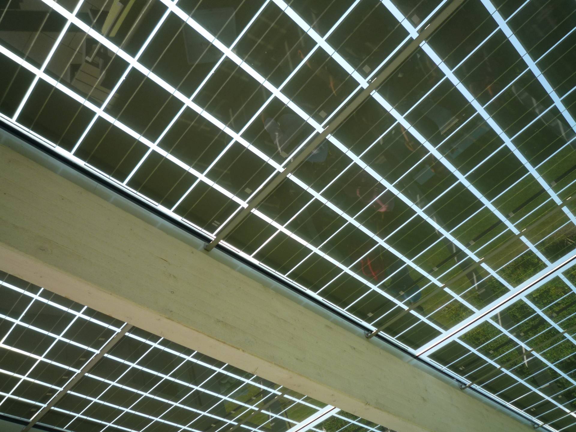 Energiegewinnung und Verschattung: Integration von Photovoltaik-Elementen in den Glas-Dachflächen des Anbaus (Foto: J. Müller)