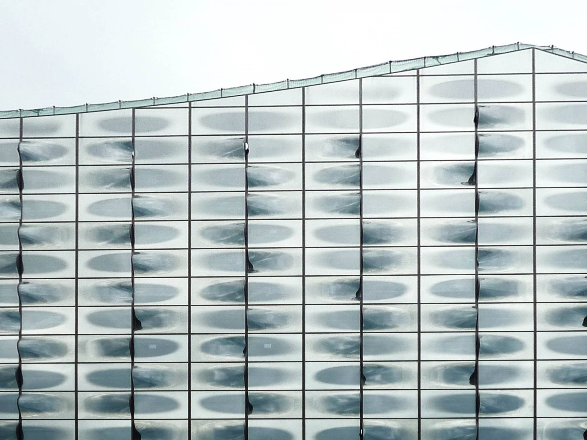 Wahrzeichen im Bau: Doppelt gekrümmte Glasfassade der Elbphilharmonie (Foto: J. Müller)