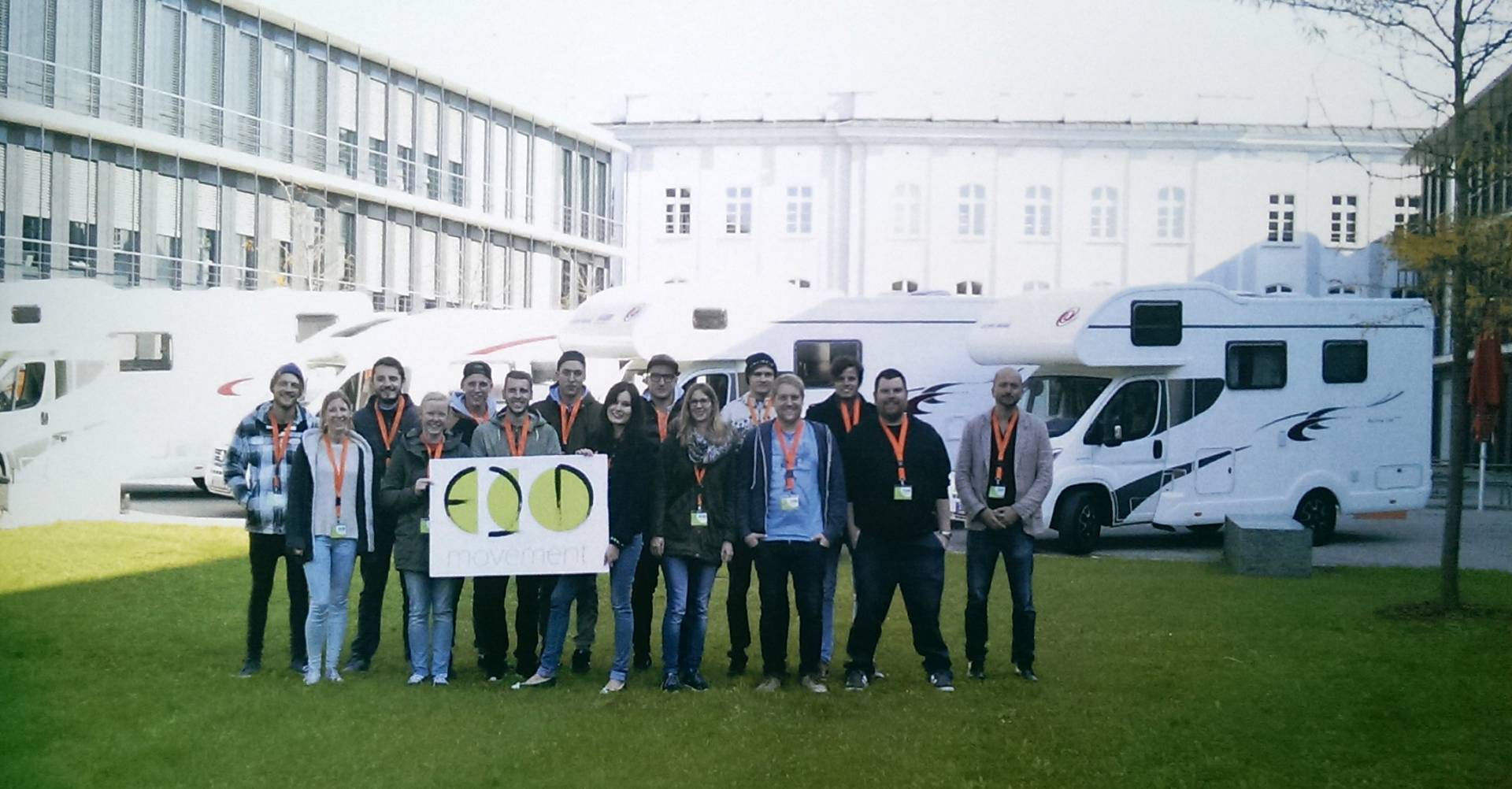 Eine Exkursion der besonderen Art: Das "ECO Movement"-Team mit Wohnmobilen beim Start auf dem Campus der Hochschule 