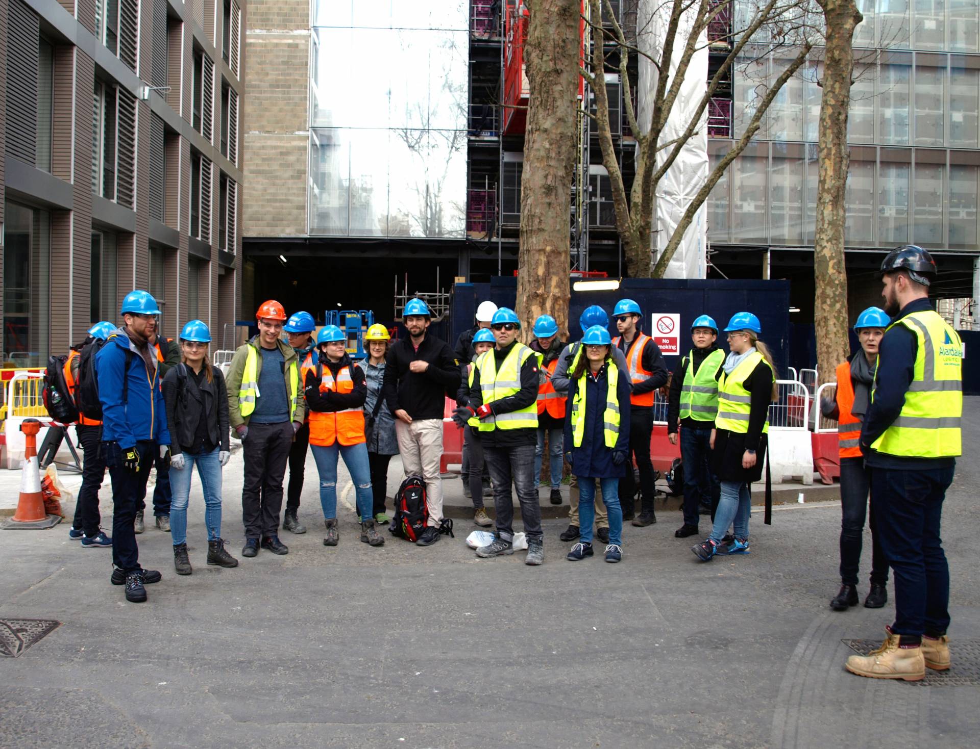 Die Studierenden des Master Projektmanagement mit persönlicher Schutzausrüstung bestens ausgestattet für die Baustellenführung bei One Bartholomew Close, London.