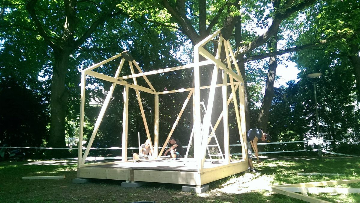 Die Tragkonstruktionen der hausgroßen Pavillons - hier noch auf dem Gelände des Modular-Festivals, werden zu Elementen eines Waldkindergartens umgeplant (Foto: E2D-UP!)