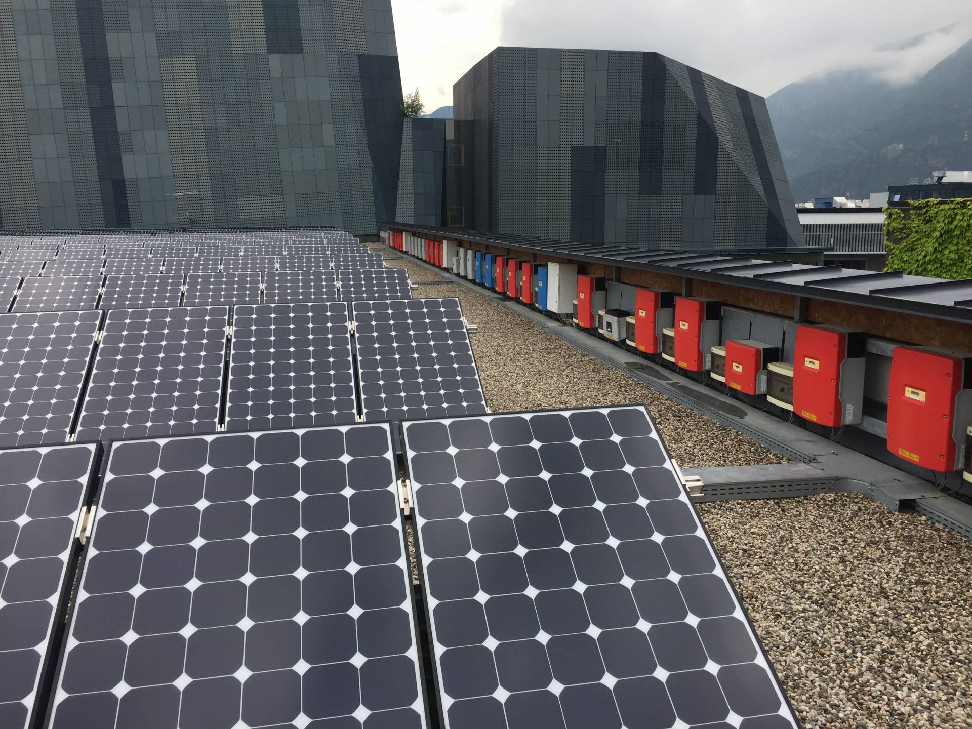 Photovoltaik-Anlage auf den horizontalen Dachflächen (Foto: M. Schmidt)