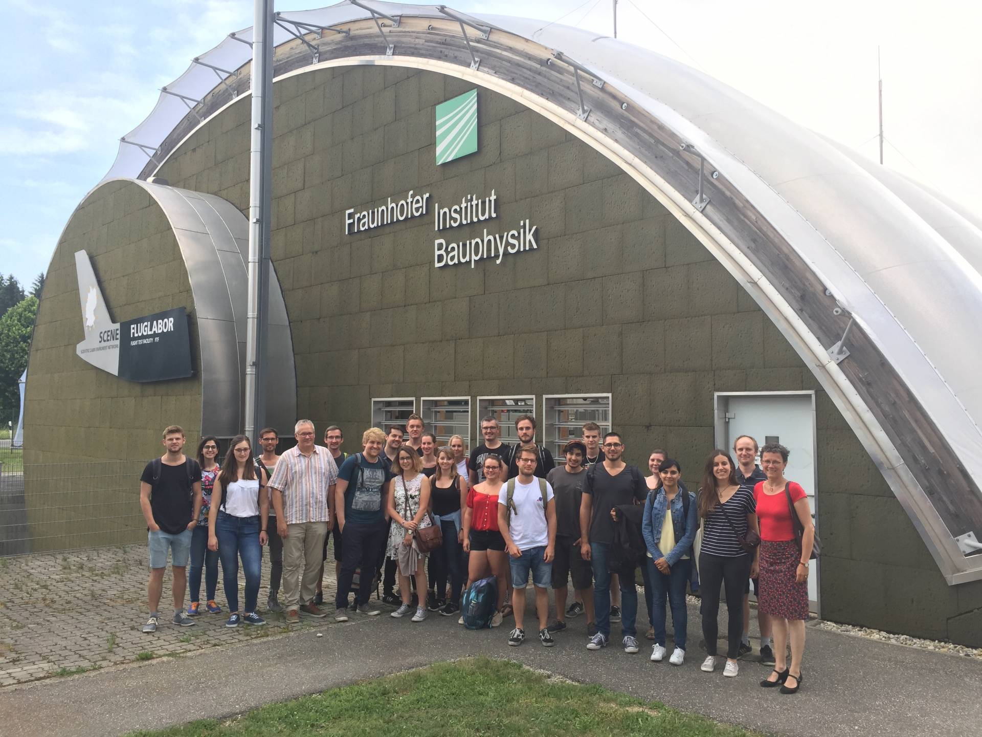 Studierende des Masterstudienganges „Energie Effizienz Design - E2D“ besuchen das Fraunhofer-Institut für Bauphysik (Photo: Prof. M. Schmidt)