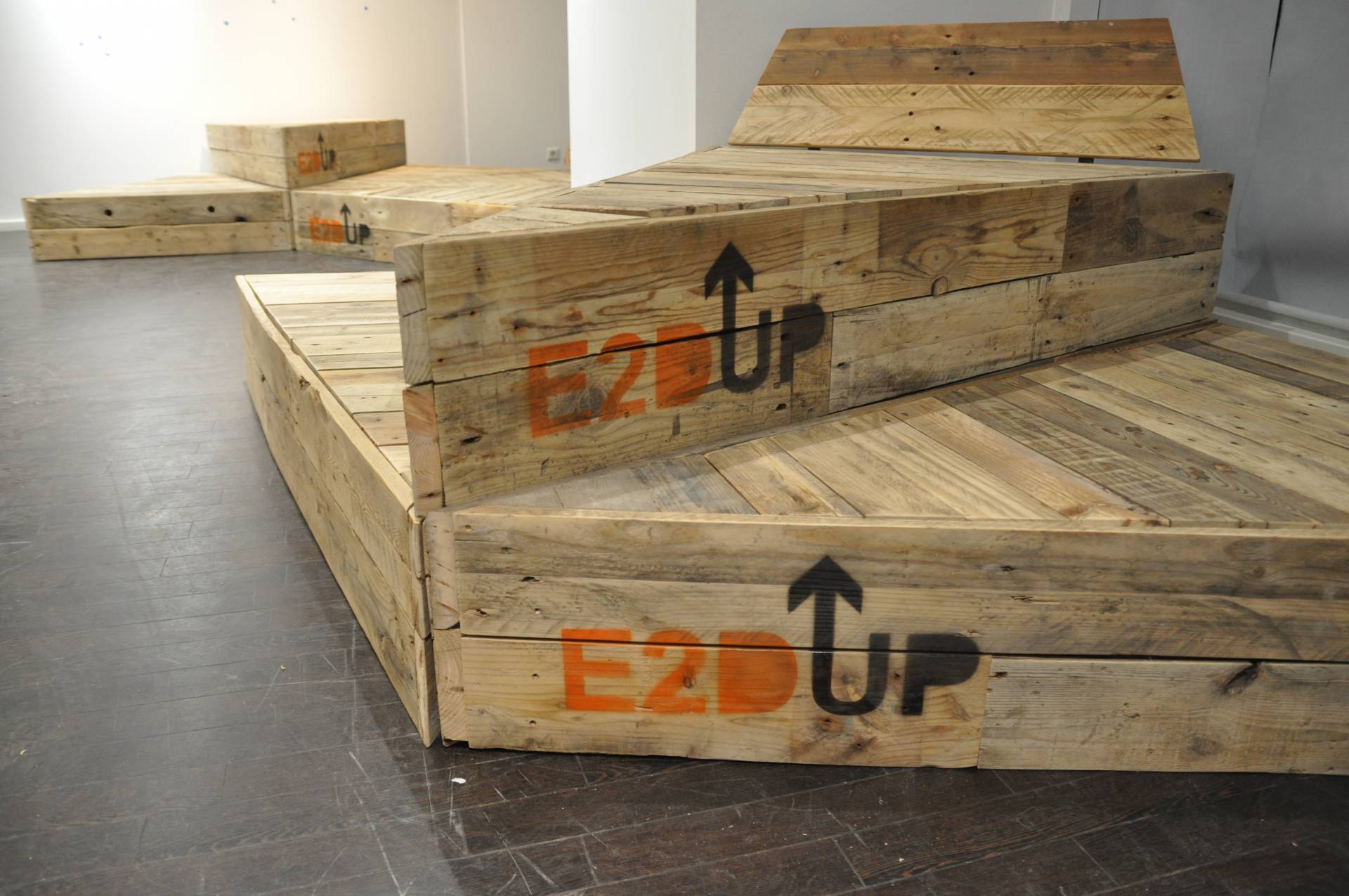 Bühnen- und Sitzelemente aus dem Holz alter Paletten (Foto: E2D-UP!)