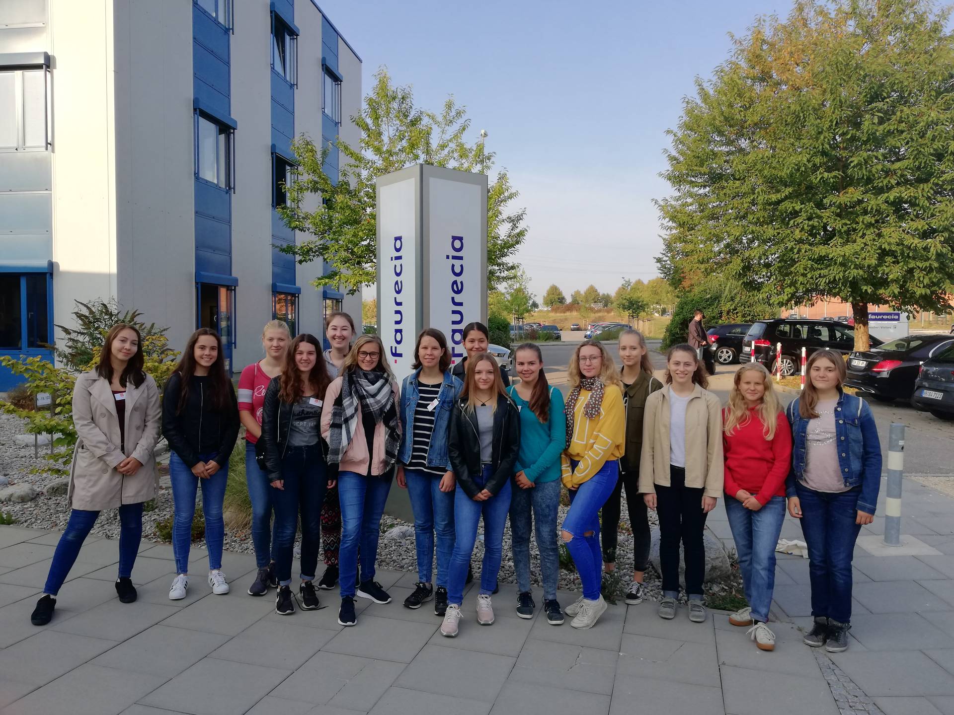 Schülerinnen nehmen bei Faurecia, an der Universität Augsburg und an der Hochschule Augsburg Prozesse und Materialien unter die Lupe
