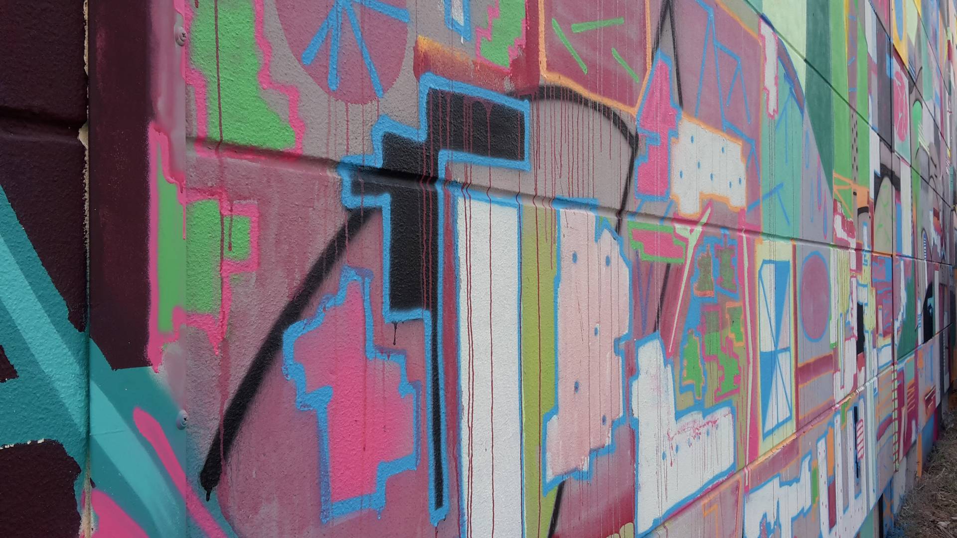 Hochschul-Graffiti an der Außenmauer der ehemaligen JVA Augsburg