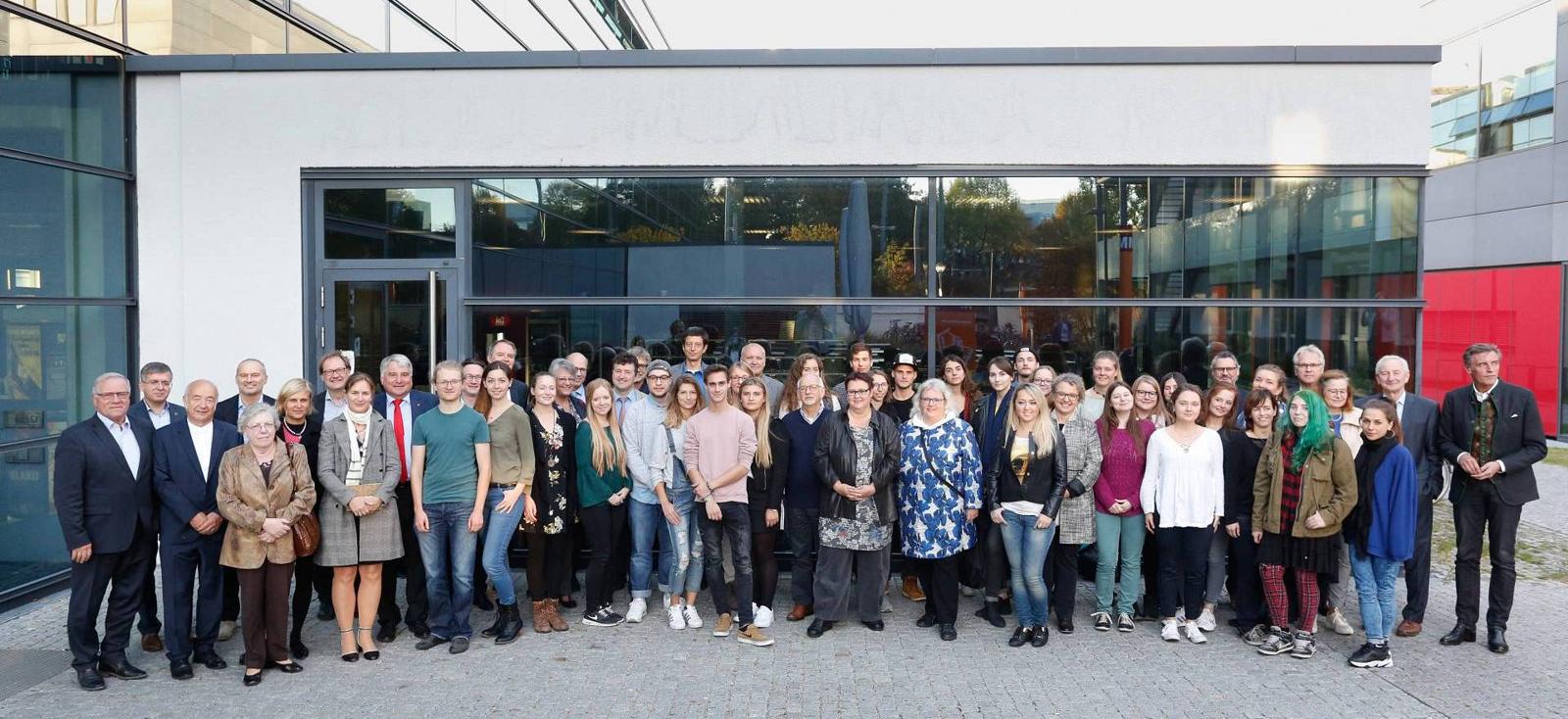 Mehr als 80 Gäste aus Gesellschaft und Politik feierten zusammen mit den ersten 33 Studierenden im Bachelor Soziale Arbeit den Auftakt des neuen Studienangebots in Augsburg. (Foto: Matthias Leo/Hochschule Augsburg)