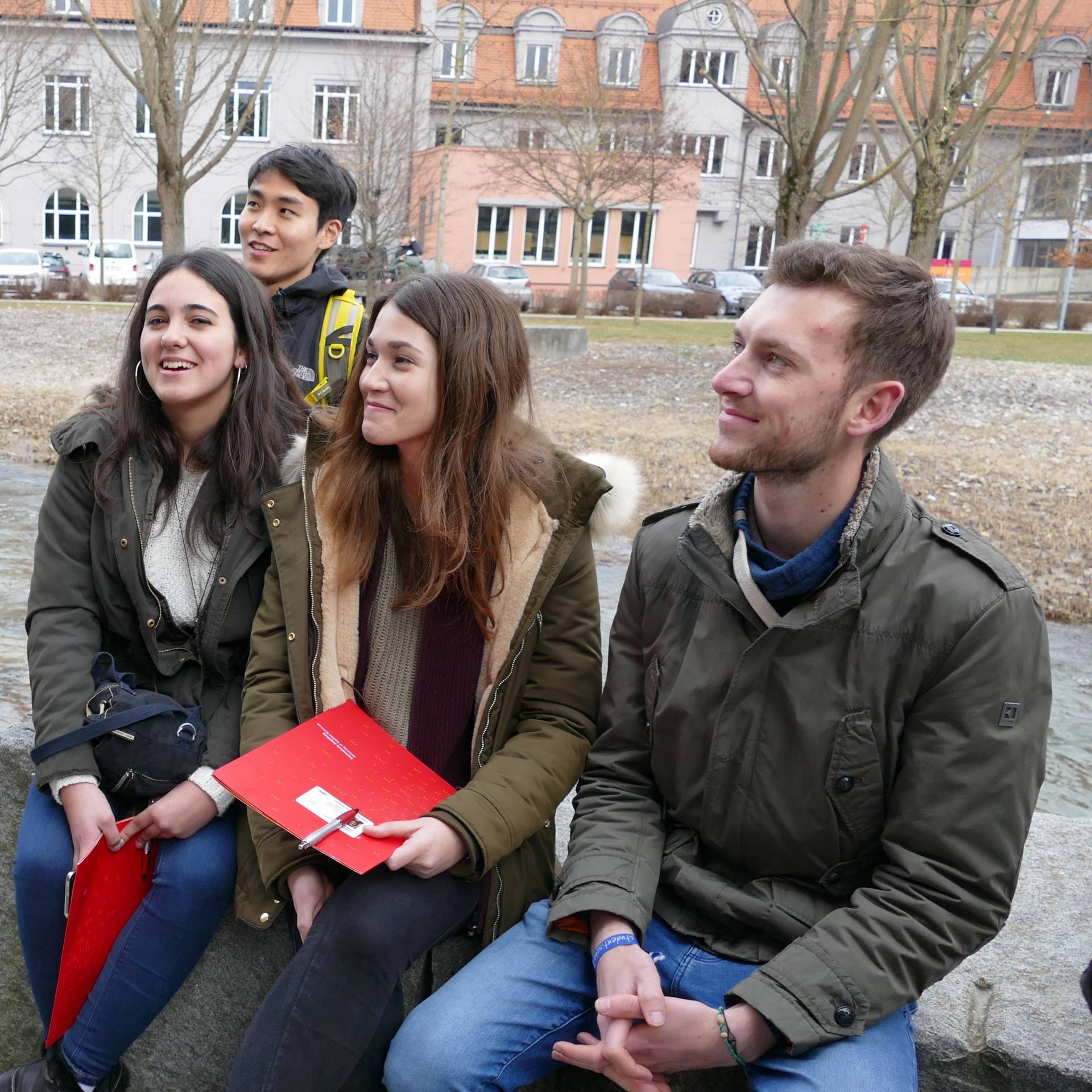 Studierende auf dem Campus am Brunnenlech.