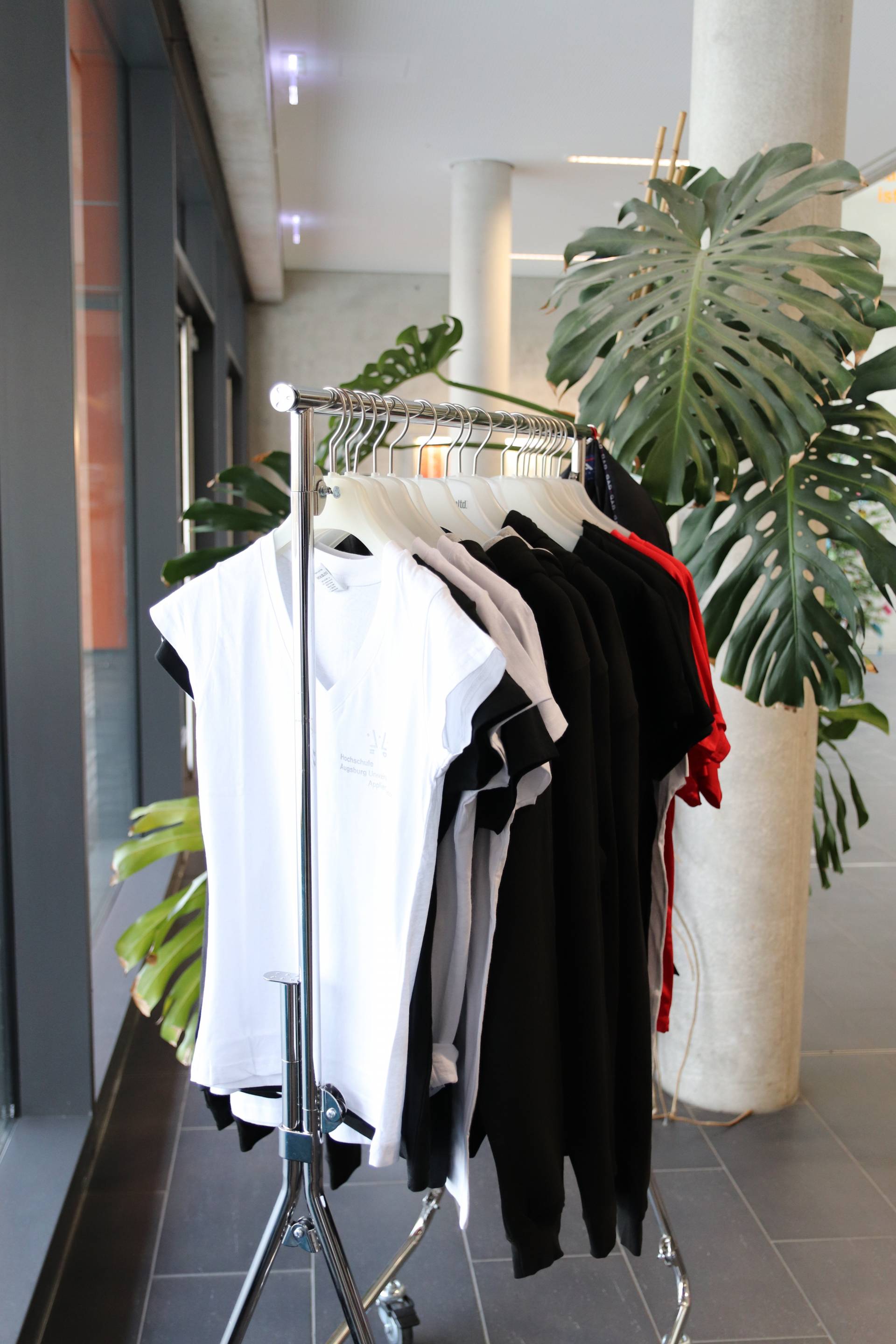 Kleiderstange mit T-Shirts und Sweatshirts im neuen HSA_shop