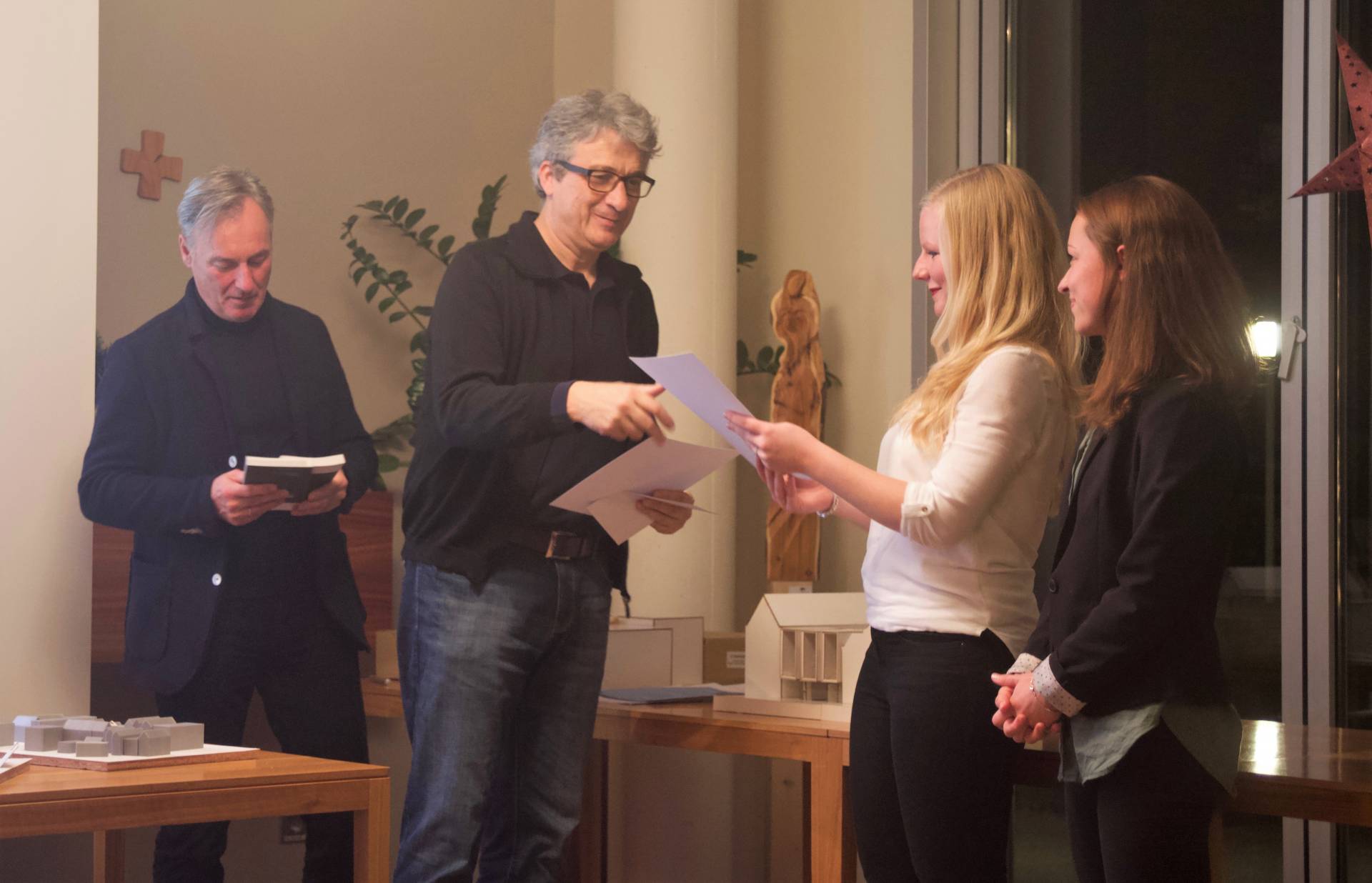 Der Vorsitzende Klaus Stumpf übergibt den zweiten Preis an Mona Dörner und Rebecca Eisenhut
