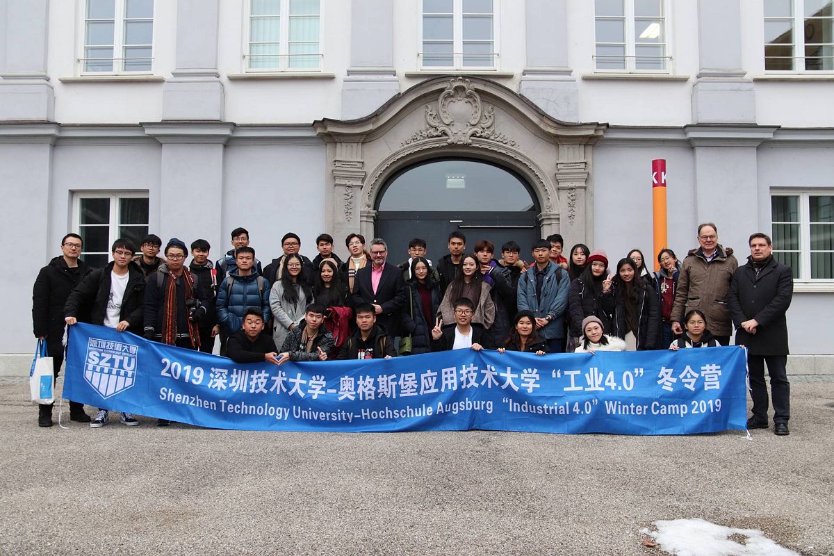 studentische Delegation der Shenzhen Technology University vor dem Präsidium