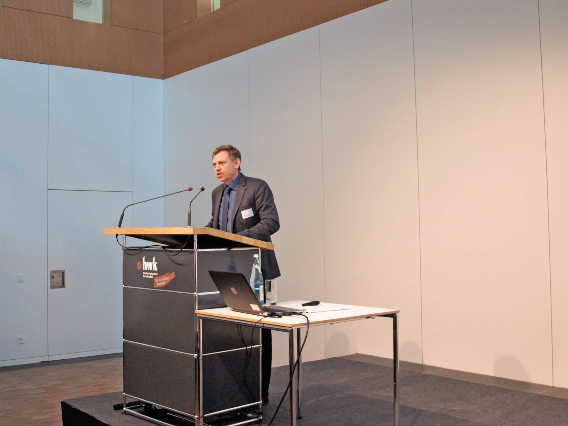 Fassade 19: Prof. Dr. Armin Schwab moderierte die erste Tagungshälfte.
