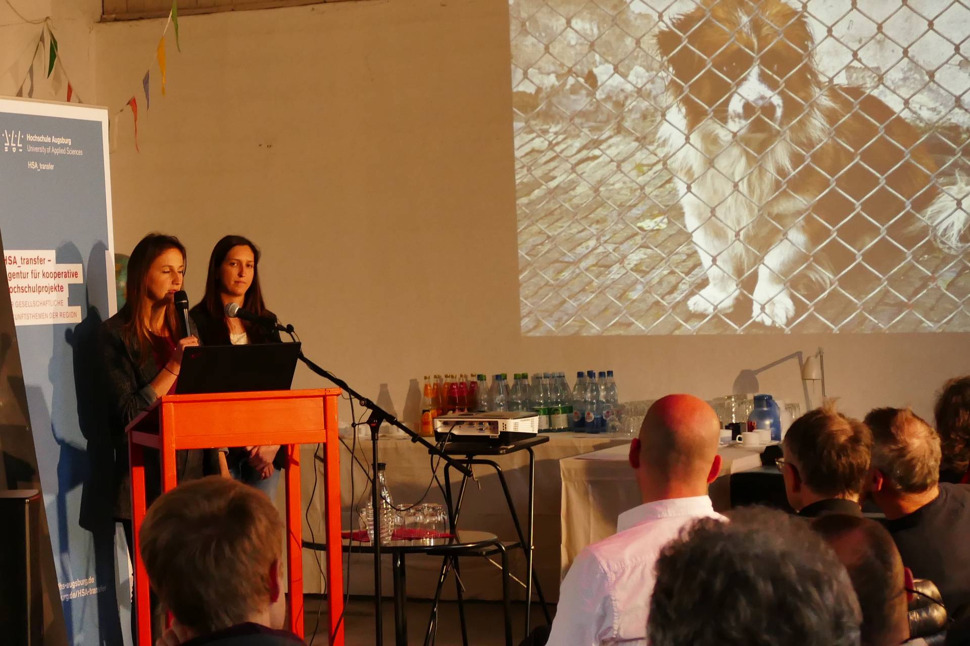 HSA_transfer | Forum bietet Perspektivwechsel: Sinah Graffert und Kristina Ristovska stellten am Beispiel eines Tierheims viele Anknüpfungspunkte für die Gesellschaft vor.