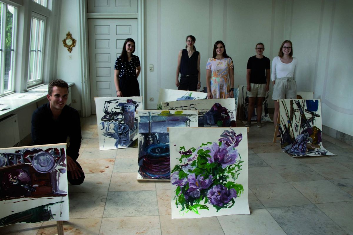 Studierende der Fakultät für Gestaltung bei der Ausstellungseröffnung Vorgarten Eden