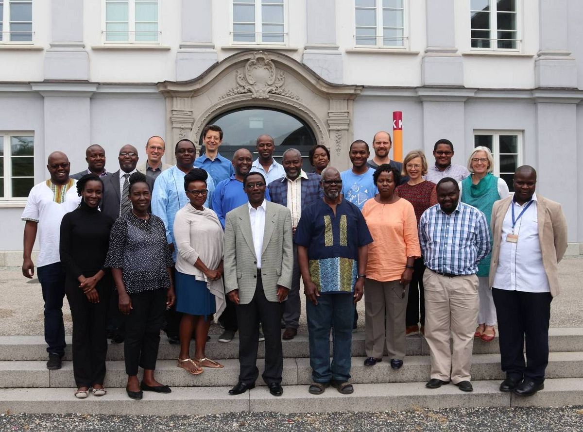 Gruppenfoto der Delegation aus Afrika mit Vertretern der Hochschule. 