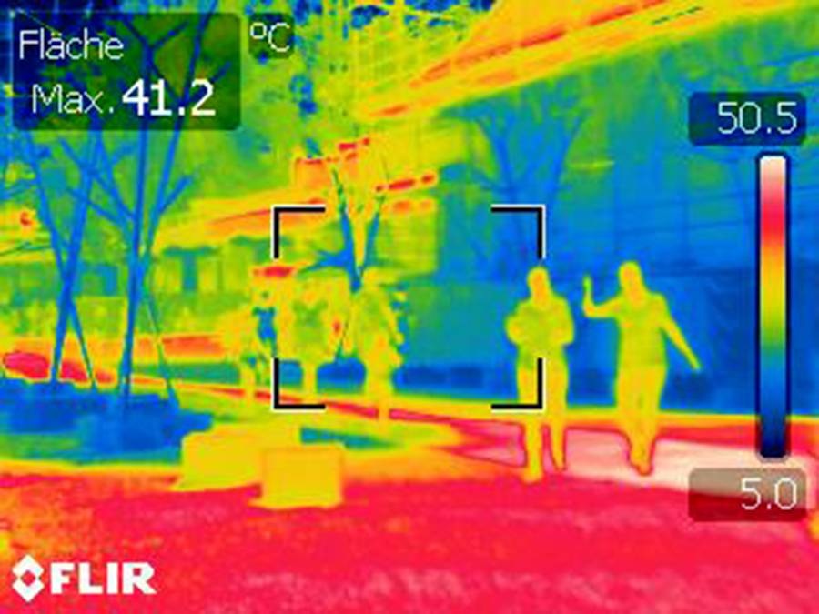 Thermographie-Aufnahme: Kühlende Nebelwolken (blau) vor den aufgeheizten Gebäude- und Bodenflächen (rot)