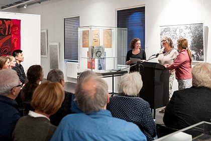 Susanne Mader (links) bei der Verleihung des Rudo-Spemann-Preises im Klingspor Museum in Offenbach.