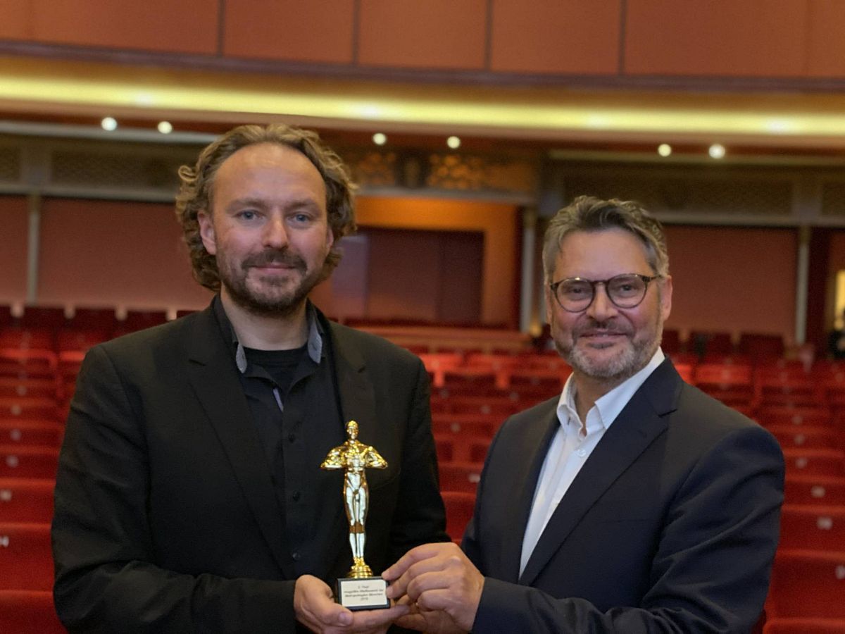 Tobias Kolb (l.) und Prof. Dr. Manfred Uhl (l.) mit dem Preis.