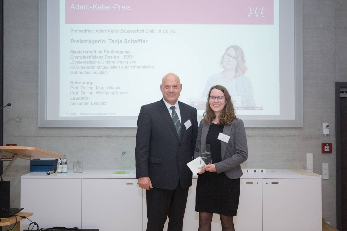 Alexander Leupolz übergibt den Adam-Keller-Preis 2019 an Tanja Scheffler.