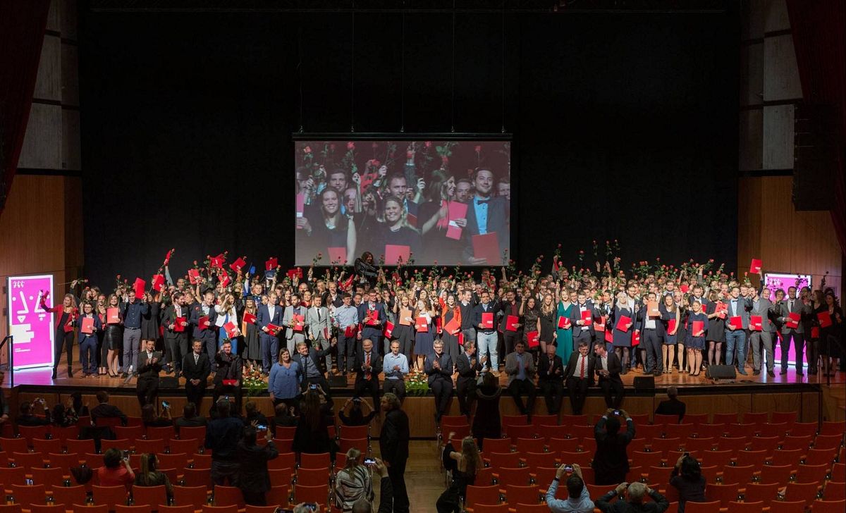 Gruppenfoto mit rund 250 jubelnden Studierenden, Dekanen, Präsident und Vizepräsident