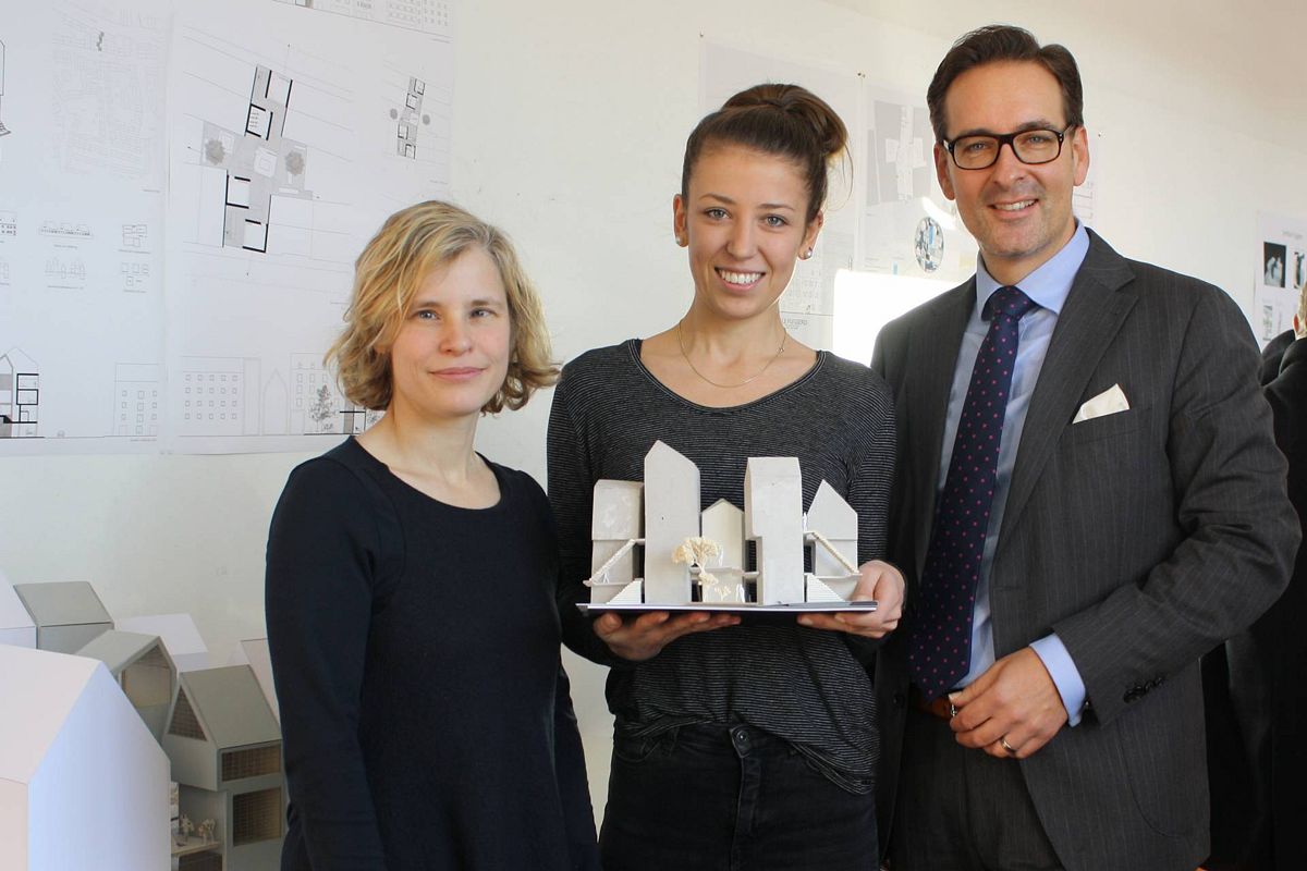 Die Gewinnerin des WBG-Preises 2019 Katharina Gaßner (Mi.) mit ihrer betreuenden Professorin Katinka Temme und dem Vorstandsvorsitzenden der WBG-Stiftung Dr. Mark Dominik Hoppe. 