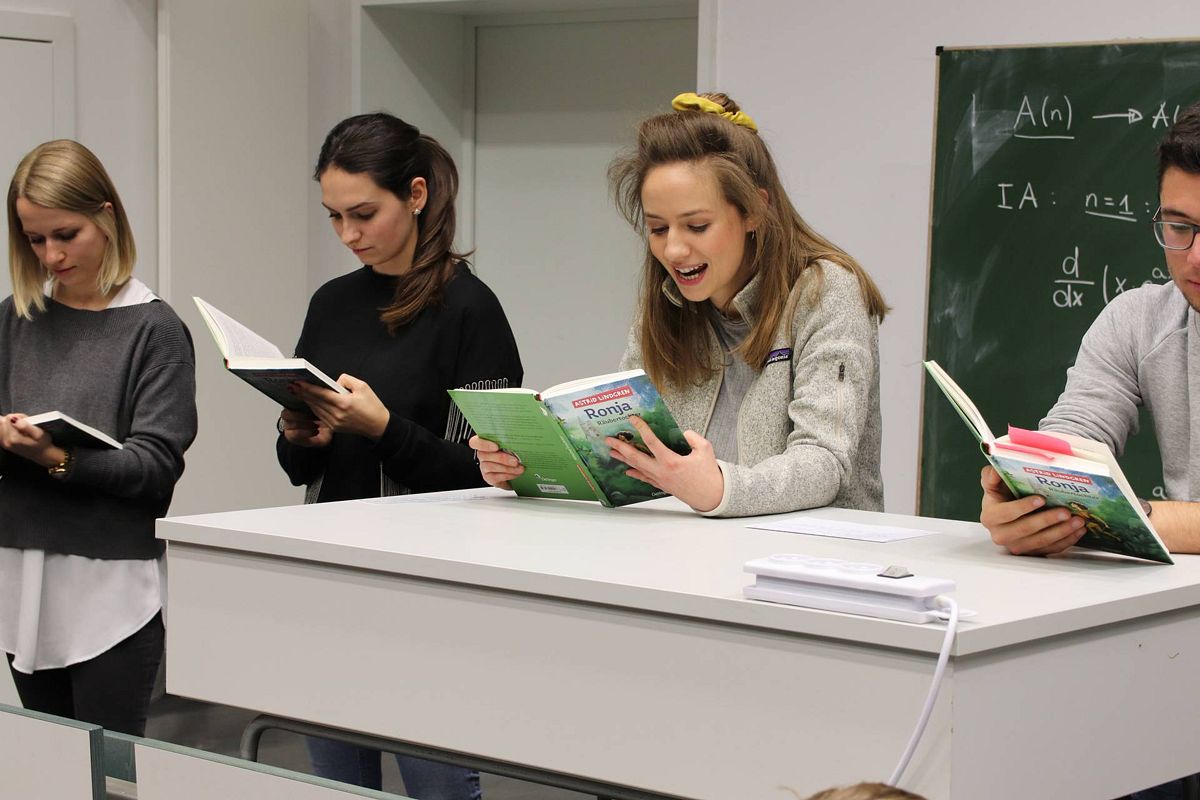 In verteilten Rollen lasen die Studierenden den 4. Klässlern aus Ronja Räubertochter vor.