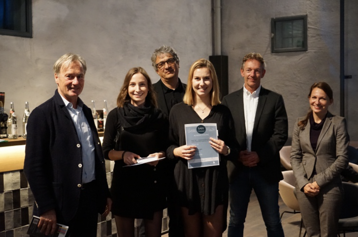 Die Gewinnerinnen: 1. Preis für Christina Geitner und Sarah Wagner. Frau Gribl (Langner´sche Stiftung), H. Tiefenbacher, H. Stumpt und H. Dirr (SAIV)
