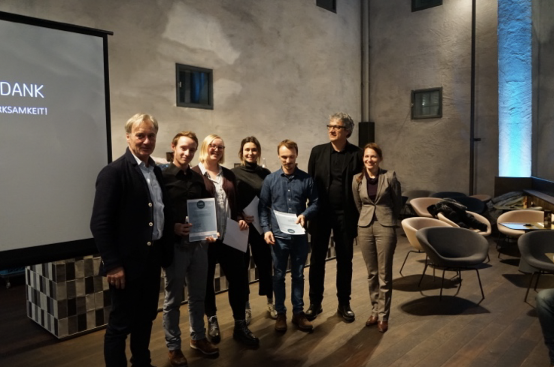 2. Preis: Studierende Levin Kümmerle, Sebastian Wahl, Anna Willmann und Tabea Zelt. Frau Gribl (Langner´sche Stiftung),  H. Tiefenbacher, H. Stumpt (SAIV)