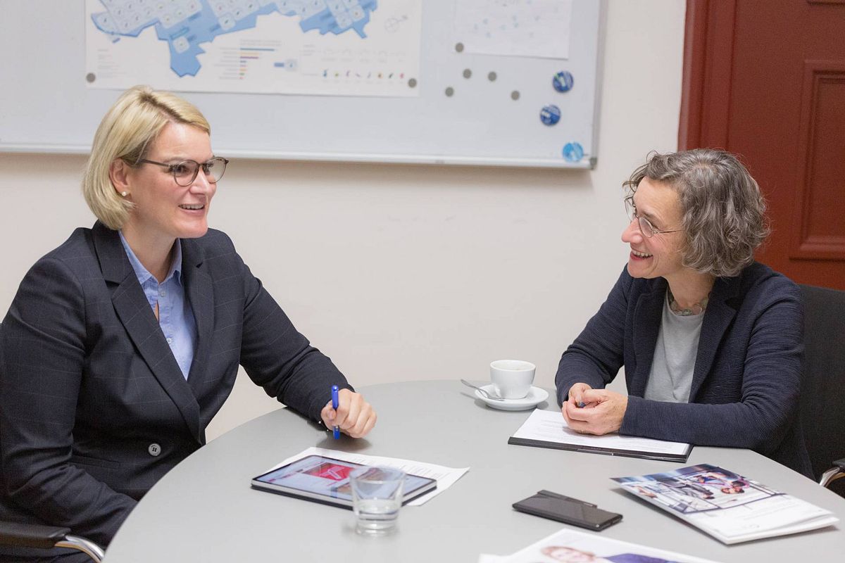 Von links: Oberbürgermeisterin Eva Weber und Prof. Dr.-Ing. Elisabeth Krön © Matthias Leo