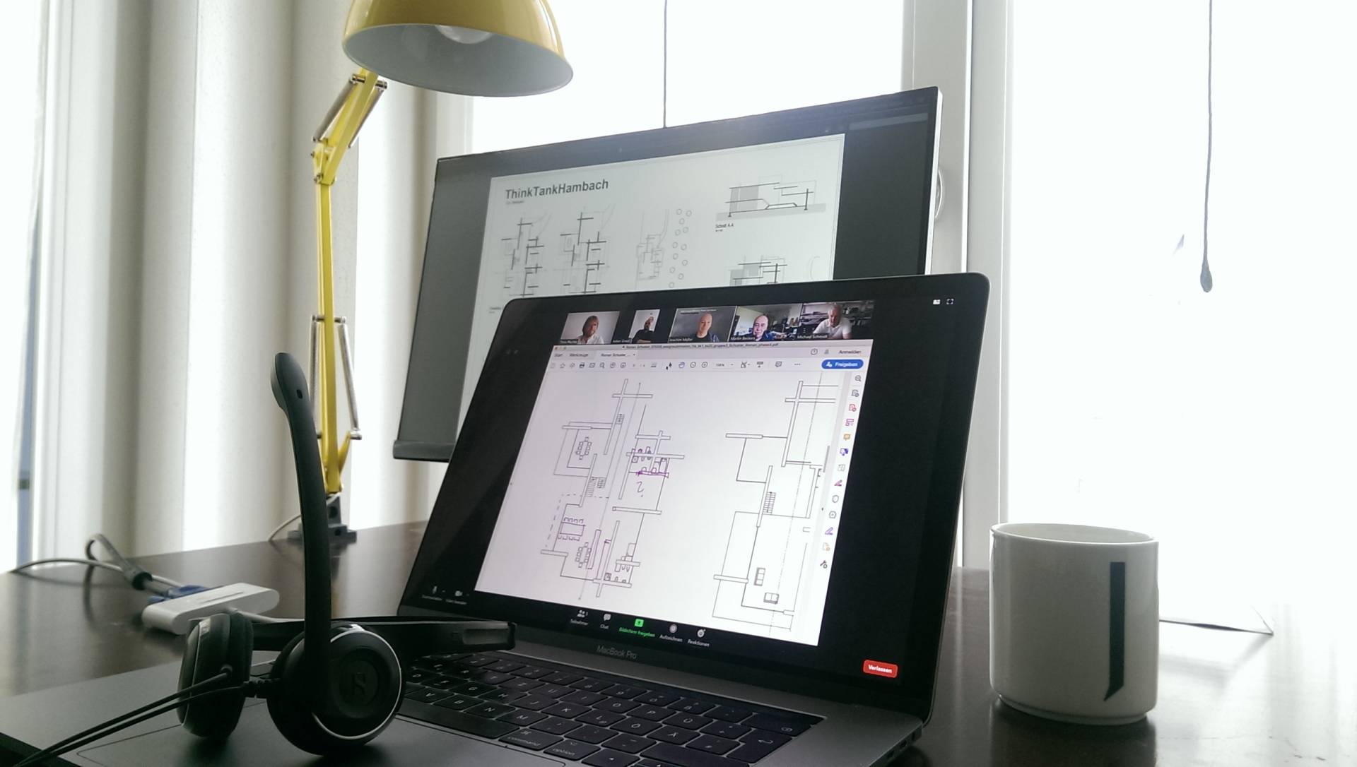 Entwurfsbetreuung im Home-Office: Laptop, Tablet mit Stift als virtuelle Tafel und Skizziermöglichkeit in den Upload-Plänen, Headset mit Mikrofon.
